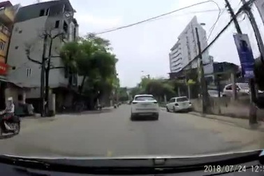 Tài xế điều khiển ô tô lạng lách trên đường như say rượu trước khi gây va chạm với xe đi ngược chiều