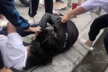 Hà Nội: Nữ sinh đánh nhau dữ dội trước cổng trường