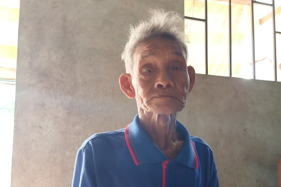 Thương bé gái xinh xắn sống bữa đói, bữa no với ngoại gù lưng, cậu tâm thần - 4 Thương bé gái xinh xắn sống bữa đói, bữa no với ngoại gù lưng, cậu tâm thần - 4