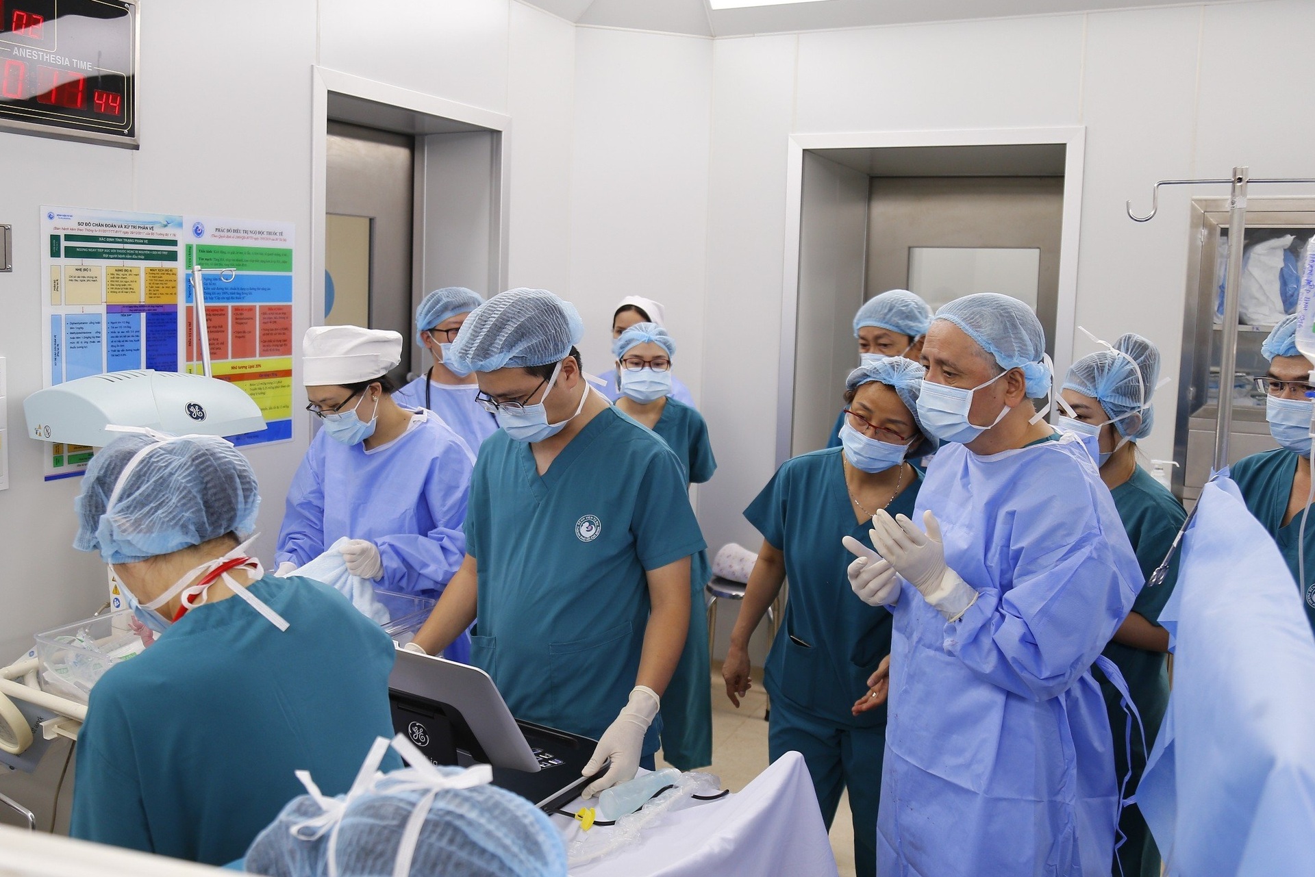 Cận cảnh mổ bắt em bé thông tim bào thai đầu tiên ở Việt Nam - 1 Cận cảnh mổ bắt em bé thông tim bào thai đầu tiên ở Việt Nam - 1