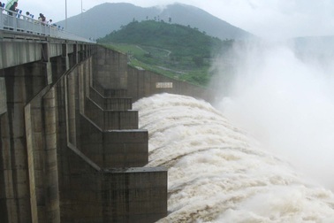 Thủy điện xả lũ, dân vùng hạ du đề phòng lũ quét