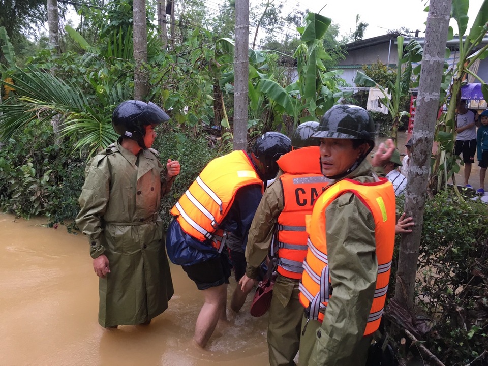 Đội chèo ghe ngày đêm giúp dân di chuyển trong vùng lũ - 2 Đội chèo ghe ngày đêm giúp dân di chuyển trong vùng lũ - 2