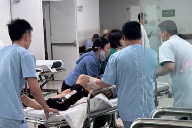 CSGT dùng mô tô chuyên dụng mở đường cho xe taxi đưa nữ nạn nhân đi cấp cứu