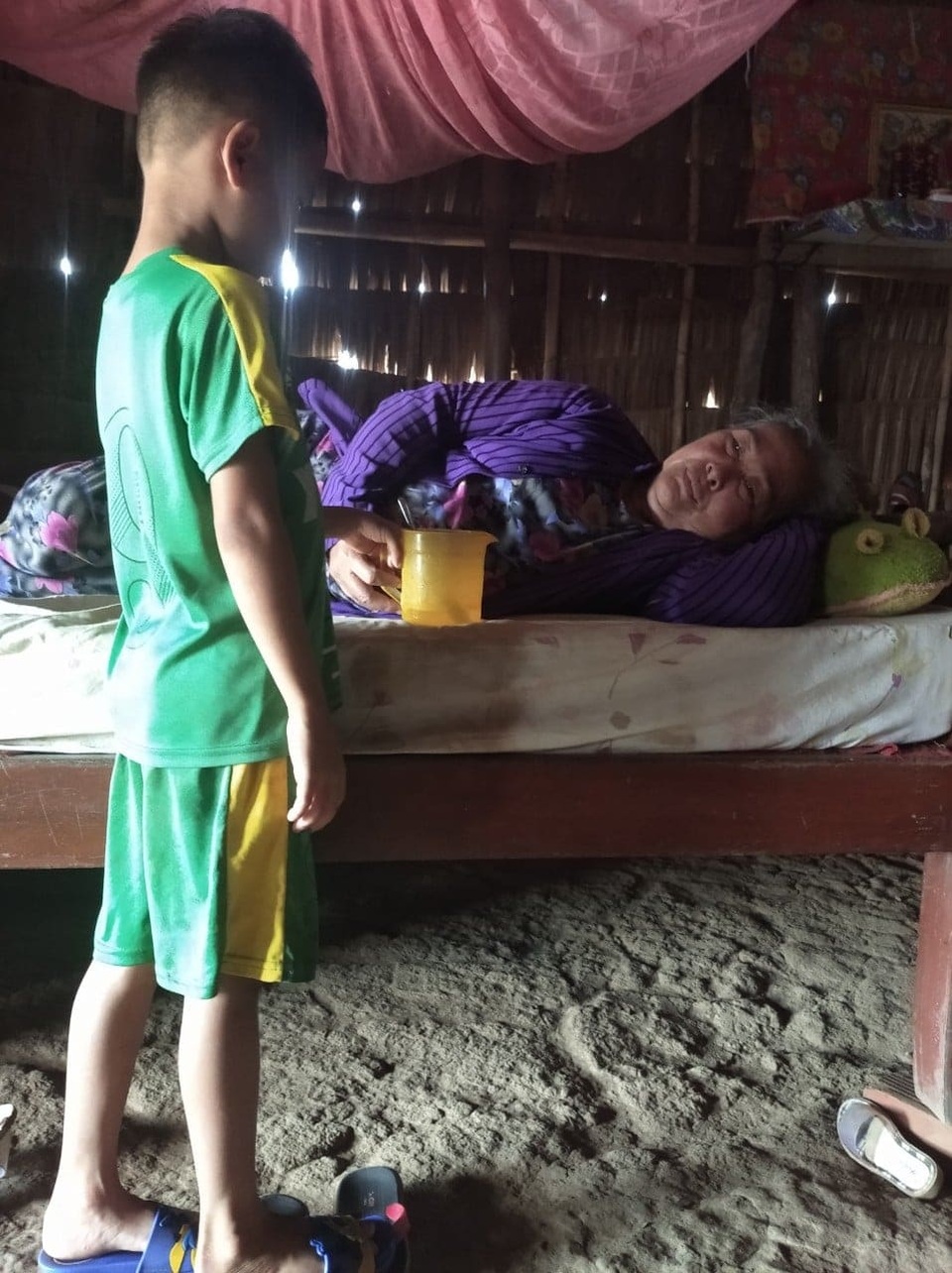 Thương bé trai 9 tuổi chưa được đến trường vì đang phải lấy viện làm nhà - 6 Thương bé trai 9 tuổi chưa được đến trường vì đang phải lấy viện làm nhà - 6