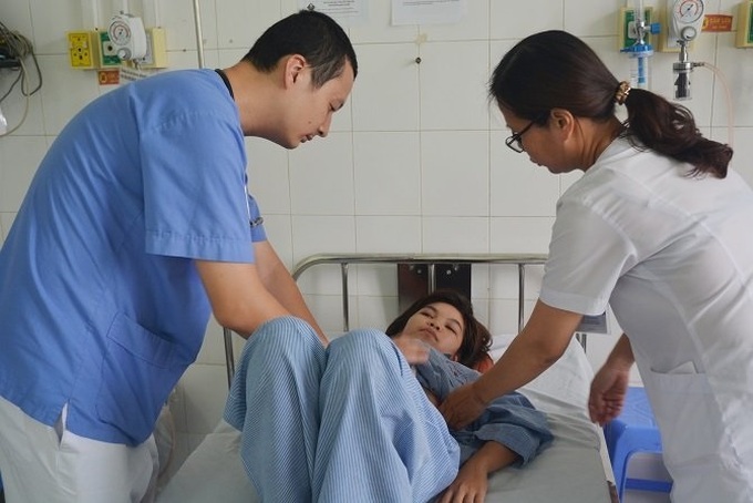 Bác sĩ thăm khám cho bệnh nhân sốt xuất huyết được điều trị tại Bệnh viện đa khoa Đống Đa. Ảnh soyte.hanoi.gov.vn