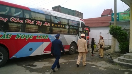 Phạt 42 triệu đồng xe "nhồi" gấp đôi số người quy định