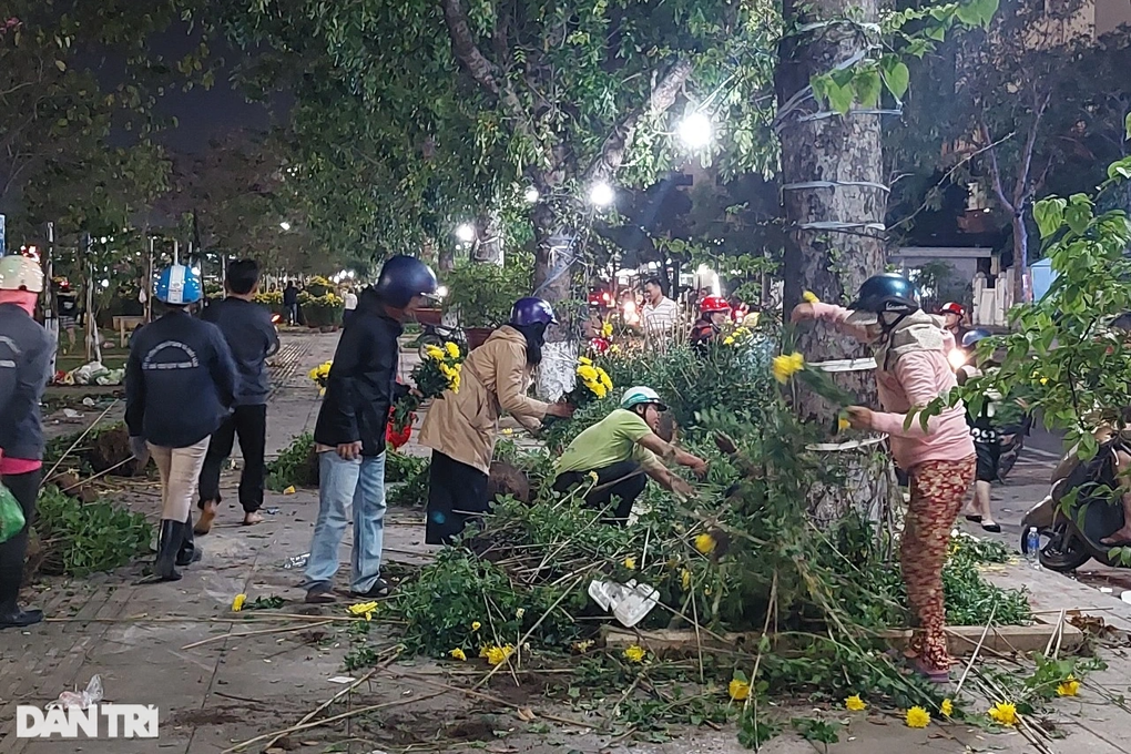 Người bán đập bỏ hoa vì bị ép giá đêm giao thừa - 7 Người bán đập bỏ hoa vì bị ép giá đêm giao thừa - 7