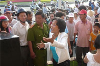 Đặt quan tài giữa đường gây ách tắc giao thông