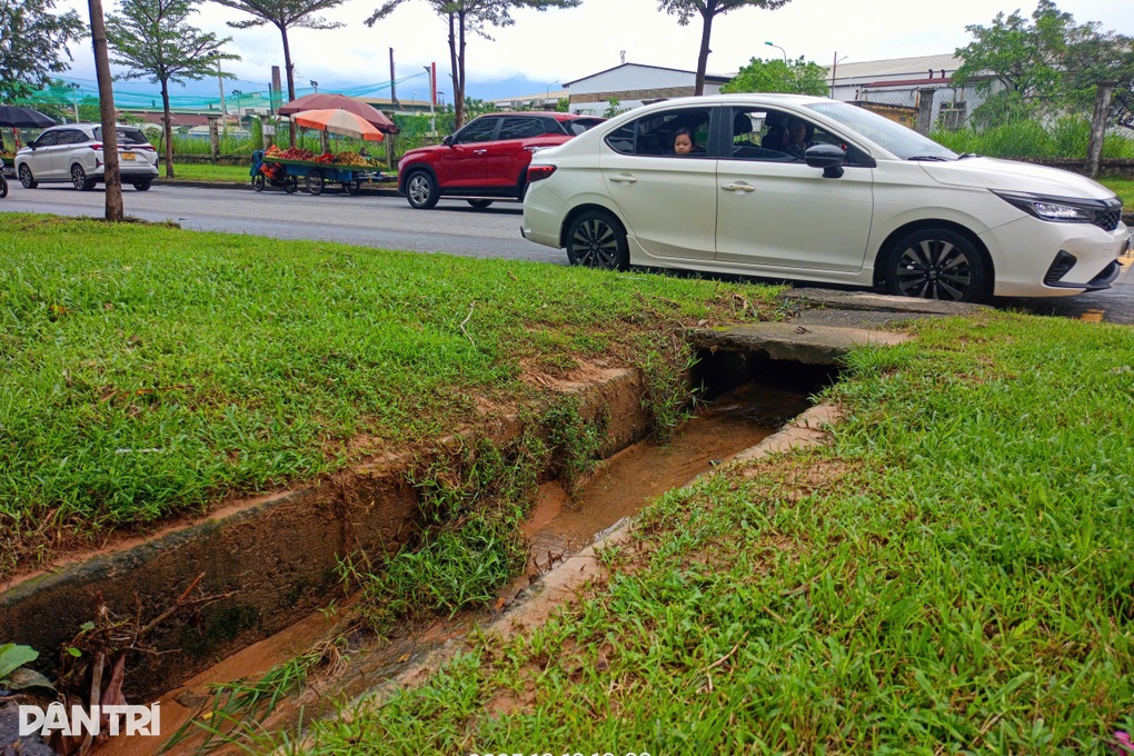 Bảo vệ chung cư lao ra dòng nước xiết cứu 2 mẹ con - 3