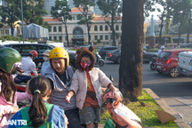 Thời tiết trở lạnh, người dân TPHCM ra đường với áo khoác để giữ ấm