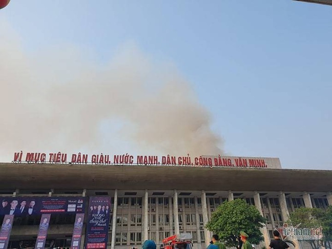 Cháy Cung Việt Xô, sập sân khấu, thiết bị đêm nhạc Quang Hà thành than - Ảnh 3. Cháy Cung Việt Xô, sập sân khấu, thiết bị đêm nhạc Quang Hà thành than - Ảnh 3.