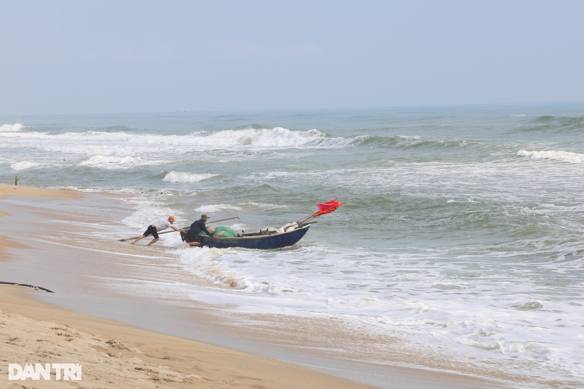 Nghề cực nhọc, mang lại thu nhập khá cho ngư dân - 1