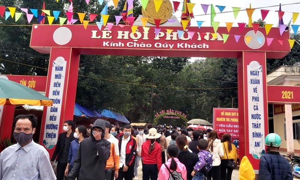 Nhếch nhác cảnh ăn xin nằm la liệt ở lễ hội Phủ Na - 1 Nhếch nhác cảnh ăn xin nằm la liệt ở lễ hội Phủ Na - 1