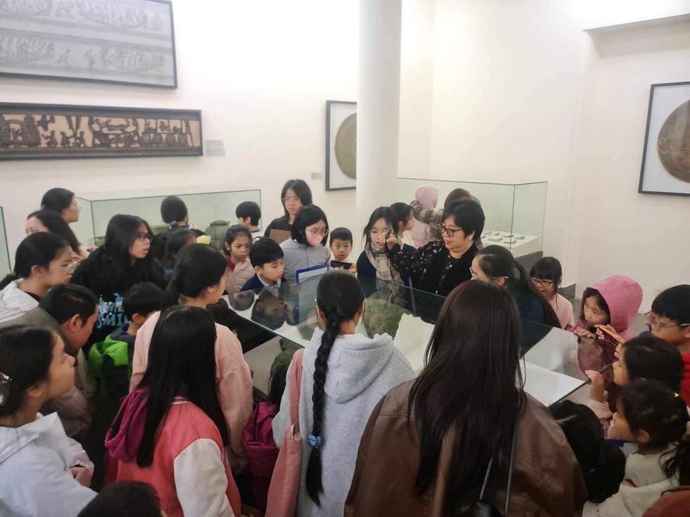 Từ vụ leo ngai vàng ở Huế: Mỗi bảo vật có 2 camera, bảo vệ túc trực 24/24h? - 6 Từ vụ leo ngai vàng ở Huế: Mỗi bảo vật có 2 camera, bảo vệ túc trực 24/24h? - 6