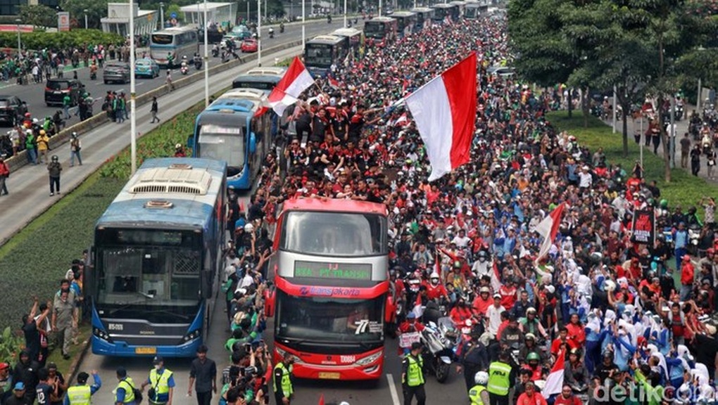 U22 Indonesia diễu hành xe bus, biển người đổ ra đường ăn mừng cuồng nhiệt - 8 U22 Indonesia diễu hành xe bus, biển người đổ ra đường ăn mừng cuồng nhiệt - 8