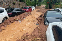 Hàng loạt ô tô đỗ ven đường bị vùi lấp, mắc kẹt sau trận mưa lớn ở Hà Nội