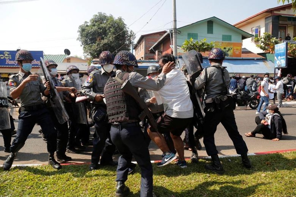 Myanmar căng như dây đàn, xe tăng triển khai trên các đường phố - 2 Myanmar căng như dây đàn, xe tăng triển khai trên các đường phố - 2