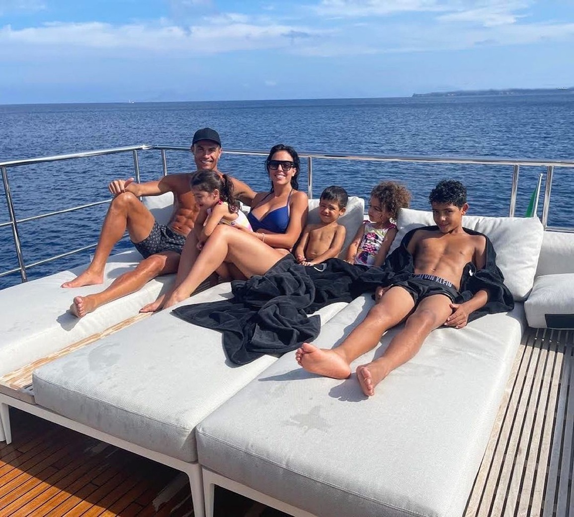 Bạn gái Cristiano Ronaldo bầu bí vẫn khoe dáng gợi cảm - 4 Bạn gái Cristiano Ronaldo bầu bí vẫn khoe dáng gợi cảm - 4