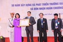 Trường ĐH Kinh tế, ĐH Huế đón nhận Huân chương Lao động hạng Nhất