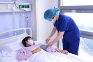 Đang ngồi học bỗng gục xuống bàn, cậu bé 8 tuổi bị đột quỵ não