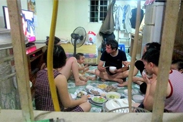 Cảnh sinh hoạt "khó tin" của 3 thế hệ trong căn phòng 16m2