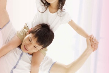 Cả gia đình nhỏ trong một hợp đồng bảo hiểm lớn