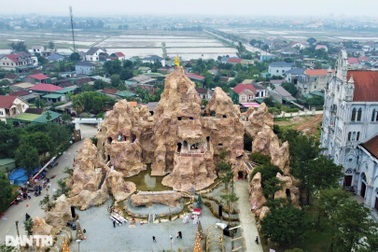 Khám phá hang đá Giáng sinh làm từ 5.000 cây tre