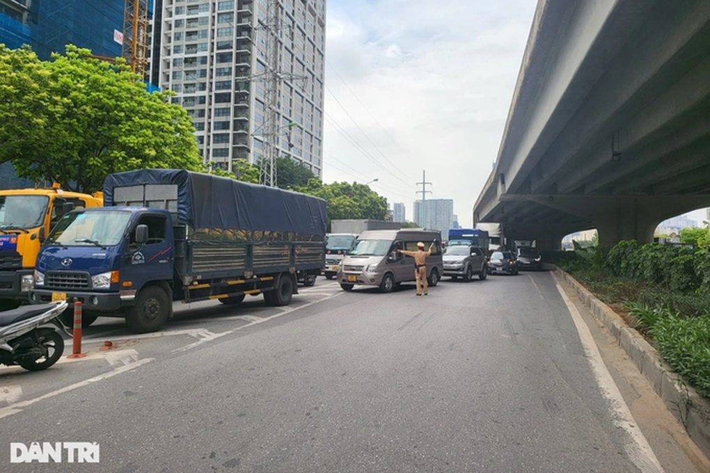 Xe buýt bốc cháy dữ dội tại lối lên đường Vành đai 3 trên cao - 4 Xe buýt bốc cháy dữ dội tại lối lên đường Vành đai 3 trên cao - 4