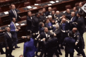 Nghị sĩ Italy ra về bằng xe lăn sau vụ ẩu đả trong cuộc họp quốc hội