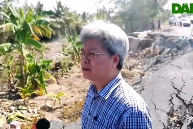 Chuyên gia nói về khô hạn gây sụt lún đường.