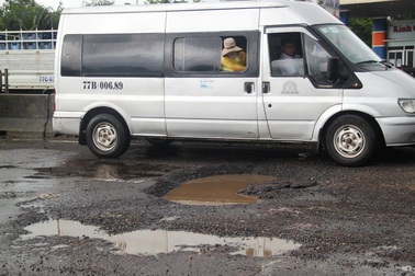 Sau mưa, ổ voi, ổ gà xuất hiện dày đặc trên quốc lộ