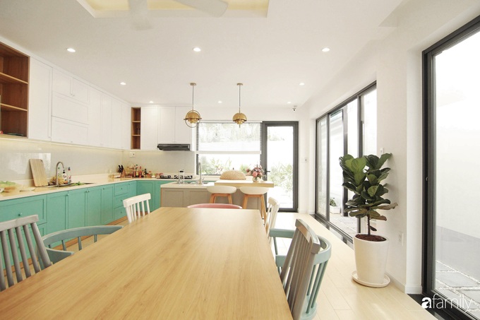 Nhà phố nằm giữa khu sầm uất vẫn có không gian riêng hiện đại, màu sắc sinh động kết hợp những mảng xanh thiên nhiên ở Củ Chi - Ảnh 3. Nhà phố nằm giữa khu sầm uất vẫn có không gian riêng hiện đại, màu sắc sinh động kết hợp những mảng xanh thiên nhiên ở Củ Chi - Ảnh 3.