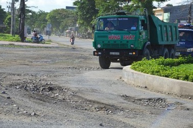 Sóc Trăng: Người dân khốn khổ vì xe chở hàng… tra tấn