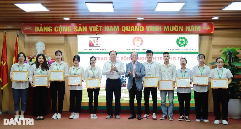 Trao tặng học bổng Nguyễn Trường Tộ đến SV Học viện Nông Nghiệp Việt Nam - 4 Trao tặng học bổng Nguyễn Trường Tộ đến SV Học viện Nông Nghiệp Việt Nam - 4