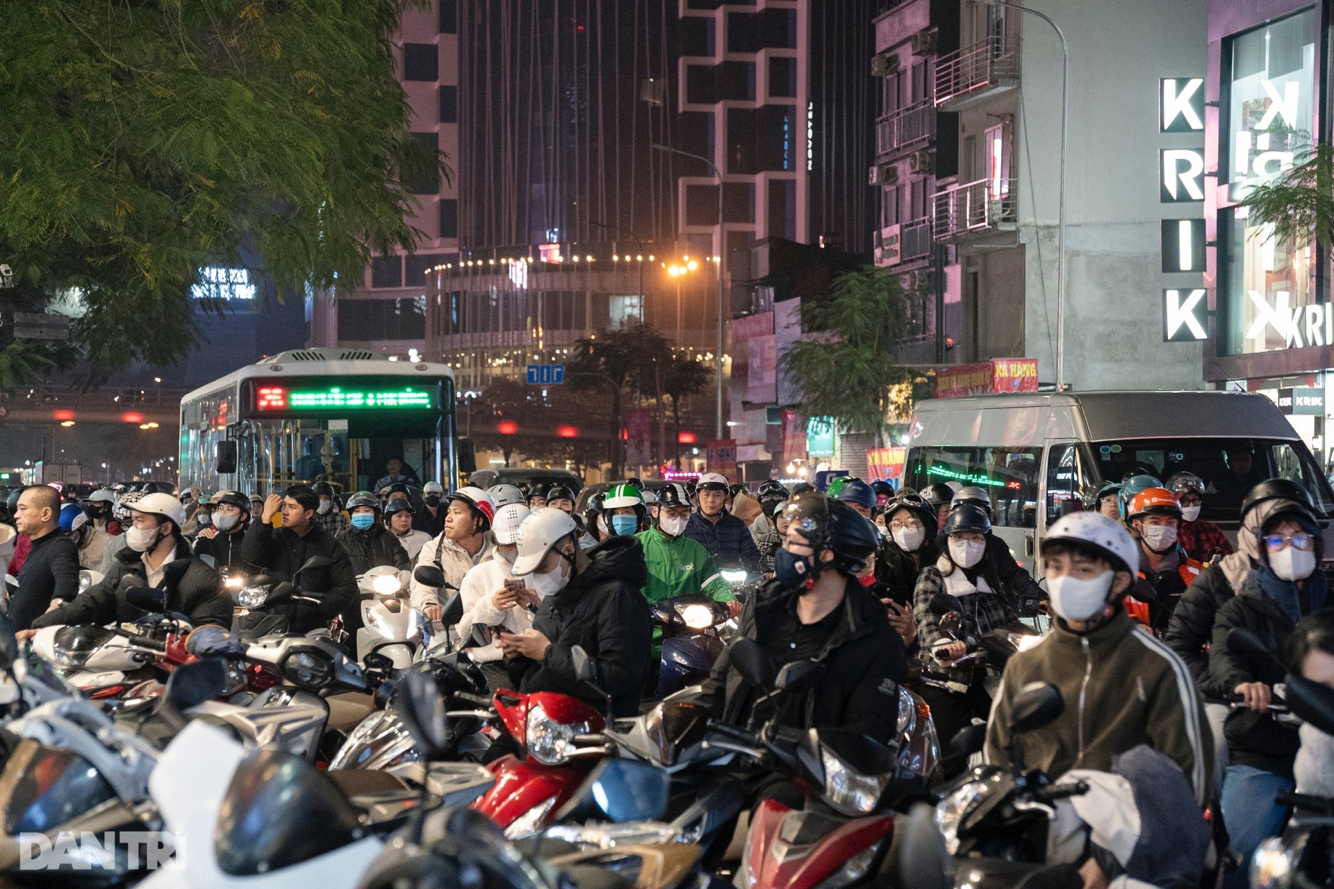 Đông kín khách mua sắm tới đêm muộn trên nhiều phố thời trang ở Hà Nội - 3 Đông kín khách mua sắm tới đêm muộn trên nhiều phố thời trang ở Hà Nội - 3