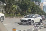 Ô tô con nát đầu sau cú đâm vào dải phân cách ở đường Võ Chí Công