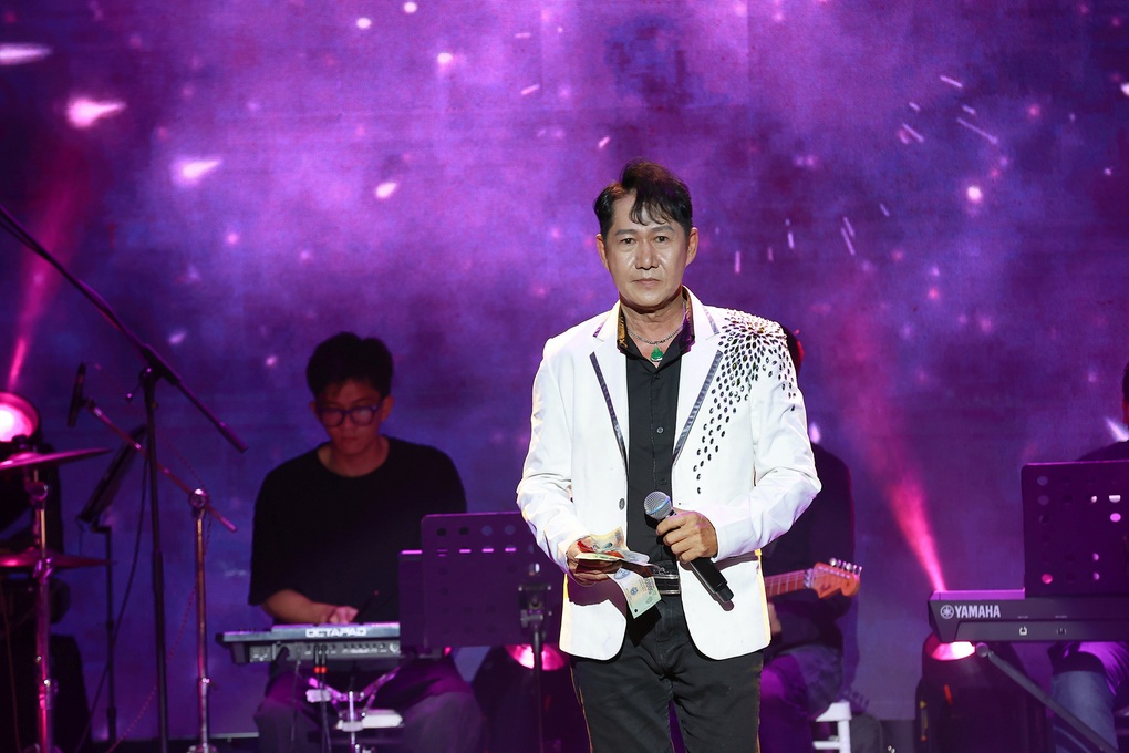Sỹ Ben Mưa bụi tái xuất sau bạo bệnh, được đàn em dành tặng điều đặc biệt - 2 Sỹ Ben Mưa bụi tái xuất sau bạo bệnh, được đàn em dành tặng điều đặc biệt - 2
