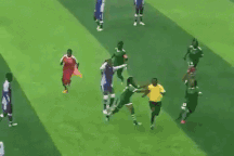 Nhiều cầu thủ nữ rượt đuổi, đánh tới tấp trọng tài nam