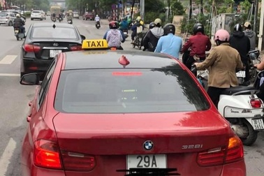 Xe sang BMW gắn "mào" taxi trên đường phố Hà Nội khiến dân mạng xôn xao