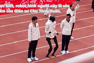 Robot hình người gây ấn tượng tại ngày lễ hội của trường đại học Trung Quốc
