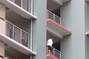 Tình huống thót tim khi cảnh sát giải cứu người phụ nữ định nhảy lầu tự sát