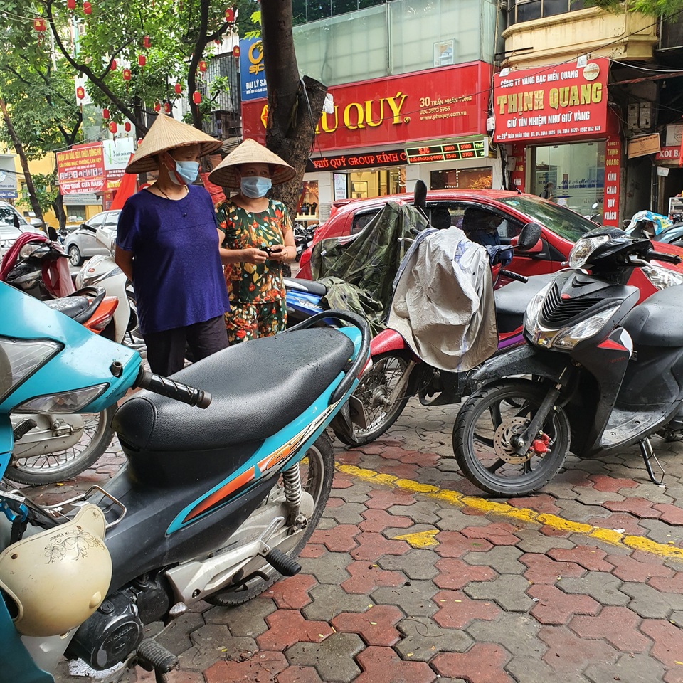 Dân đội mưa đi bán, bảo vệ khệ nệ khiêng chục bao vàng đi cất - 1 Dân đội mưa đi bán, bảo vệ khệ nệ khiêng chục bao vàng đi cất - 1