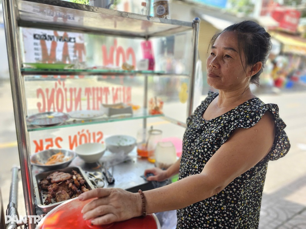 Tiệm cơm nhỏ ở TPHCM âm thầm “đỡ bụng” sinh viên miền Trung giữa mùa lũ - 4