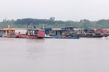 Cát tặc lộng hành trên sông Hồng, người dân lắc đầu ngao ngán!