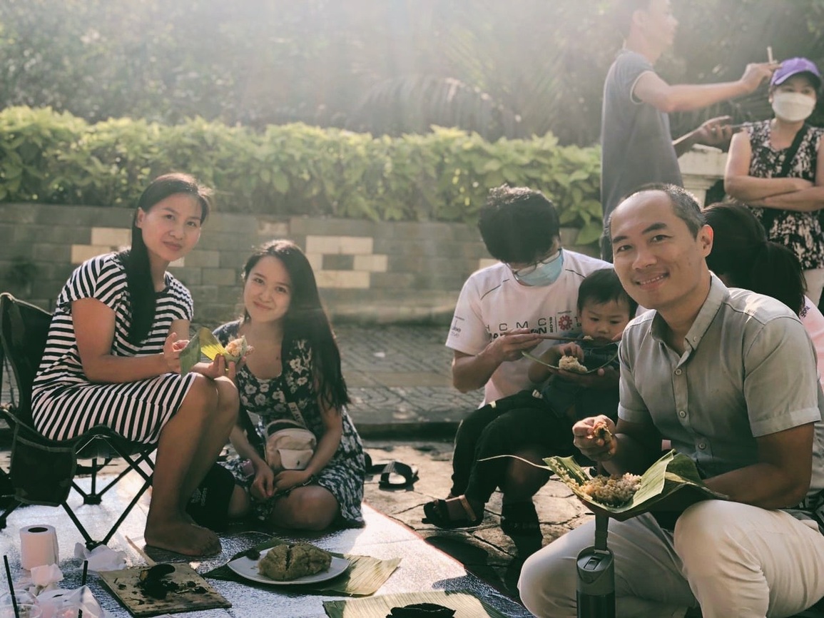 Dân chung cư quây quần gói bánh chưng, cắm trại luộc bánh xuyên đêm ở TPHCM - 7 Dân chung cư quây quần gói bánh chưng, cắm trại luộc bánh xuyên đêm ở TPHCM - 7