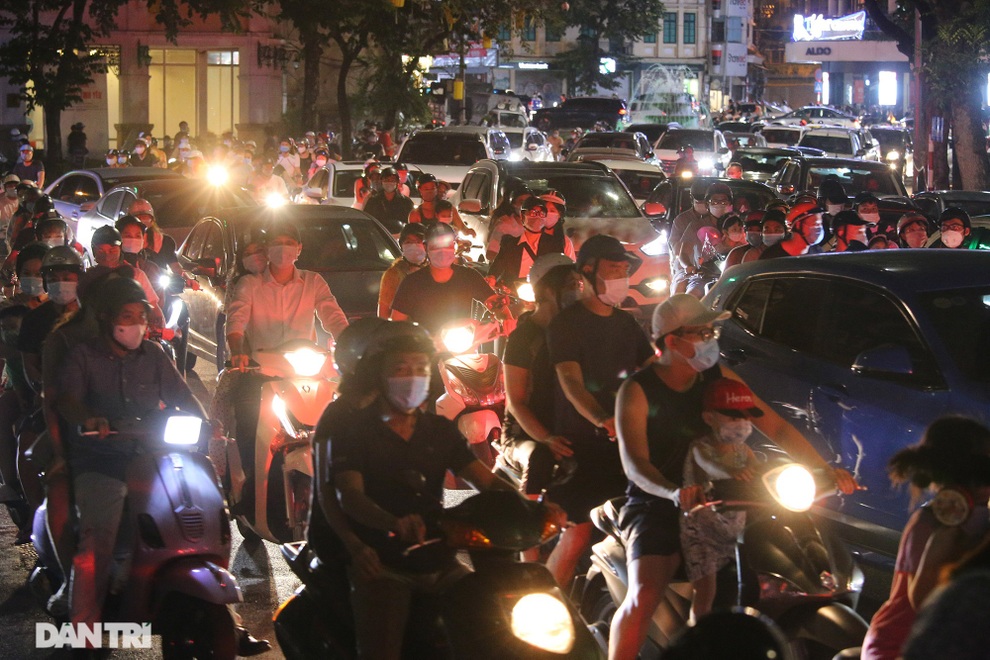 Hà Nội đông kín đêm Trung thu: Nguy cơ bùng dịch cao, cần áp dụng thẻ xanh - 1 Hà Nội đông kín đêm Trung thu: Nguy cơ bùng dịch cao, cần áp dụng thẻ xanh - 1