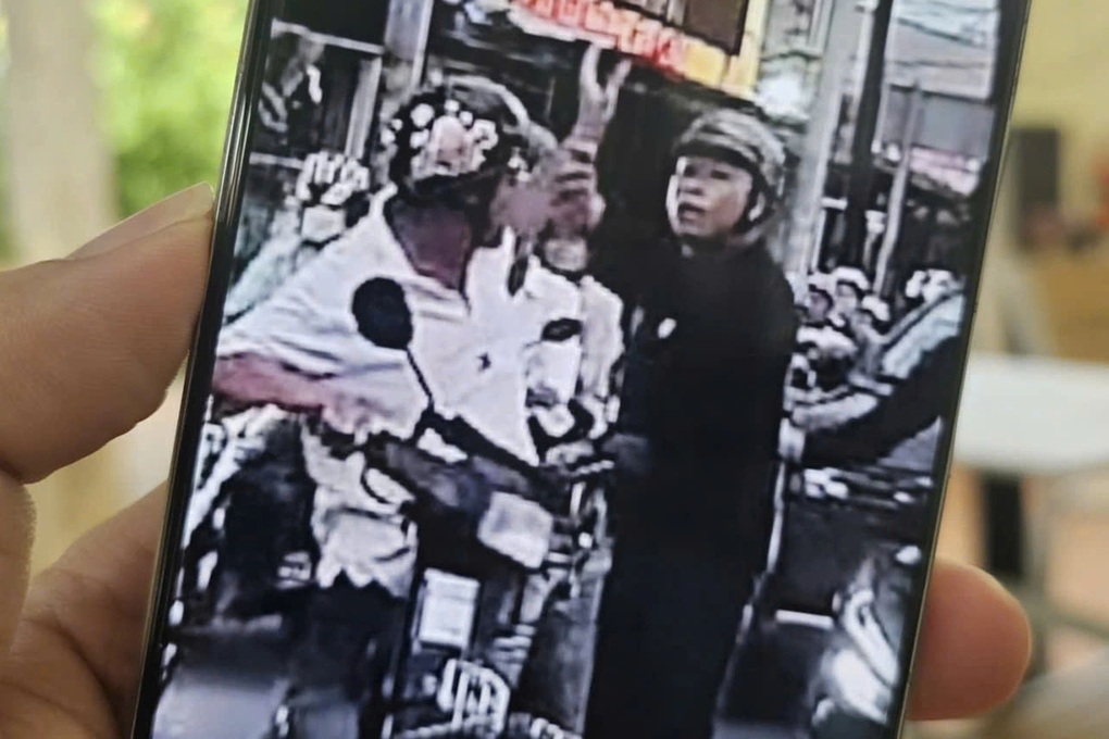 Hai người đi xe máy dừng xe đánh nhau ở TPHCM - 1