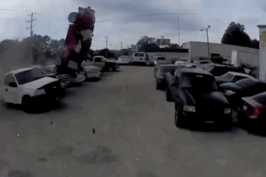 Ô tô bay "diệt gọn" 8 chiếc xe trong bãi đỗ bên đường