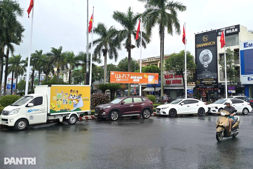 Sông Hàn “no nước”, sóng biển dội mạnh trước giờ bão Fengshen áp sát - 5 Sông Hàn “no nước”, sóng biển dội mạnh trước giờ bão Fengshen áp sát - 5