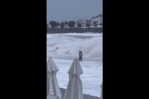 Sau nụ hôn với bạn trai, cô gái bị sóng cuốn trôi ra biển và tử vong